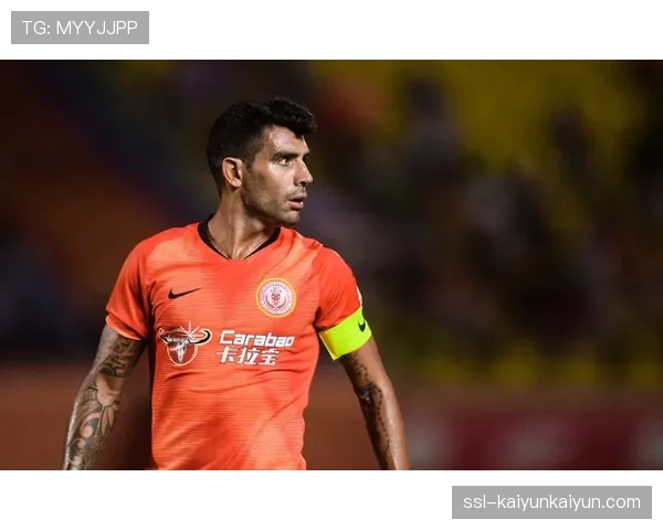 特写：教练在场边指挥的紧张时刻